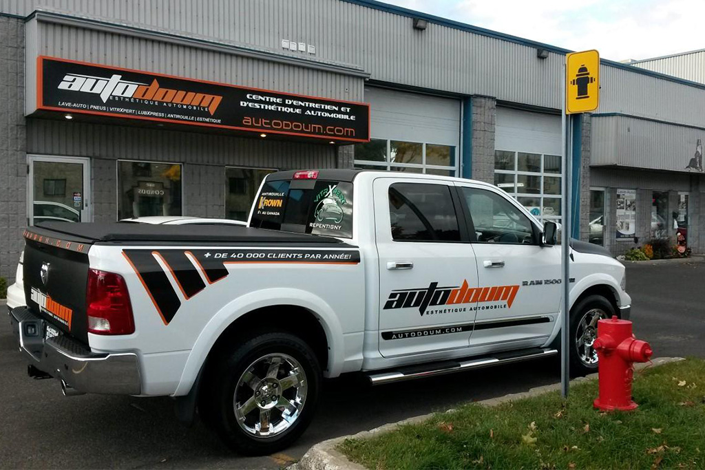 Technicien en décontamination équipé dans un logement résidentiel à L'Assomption