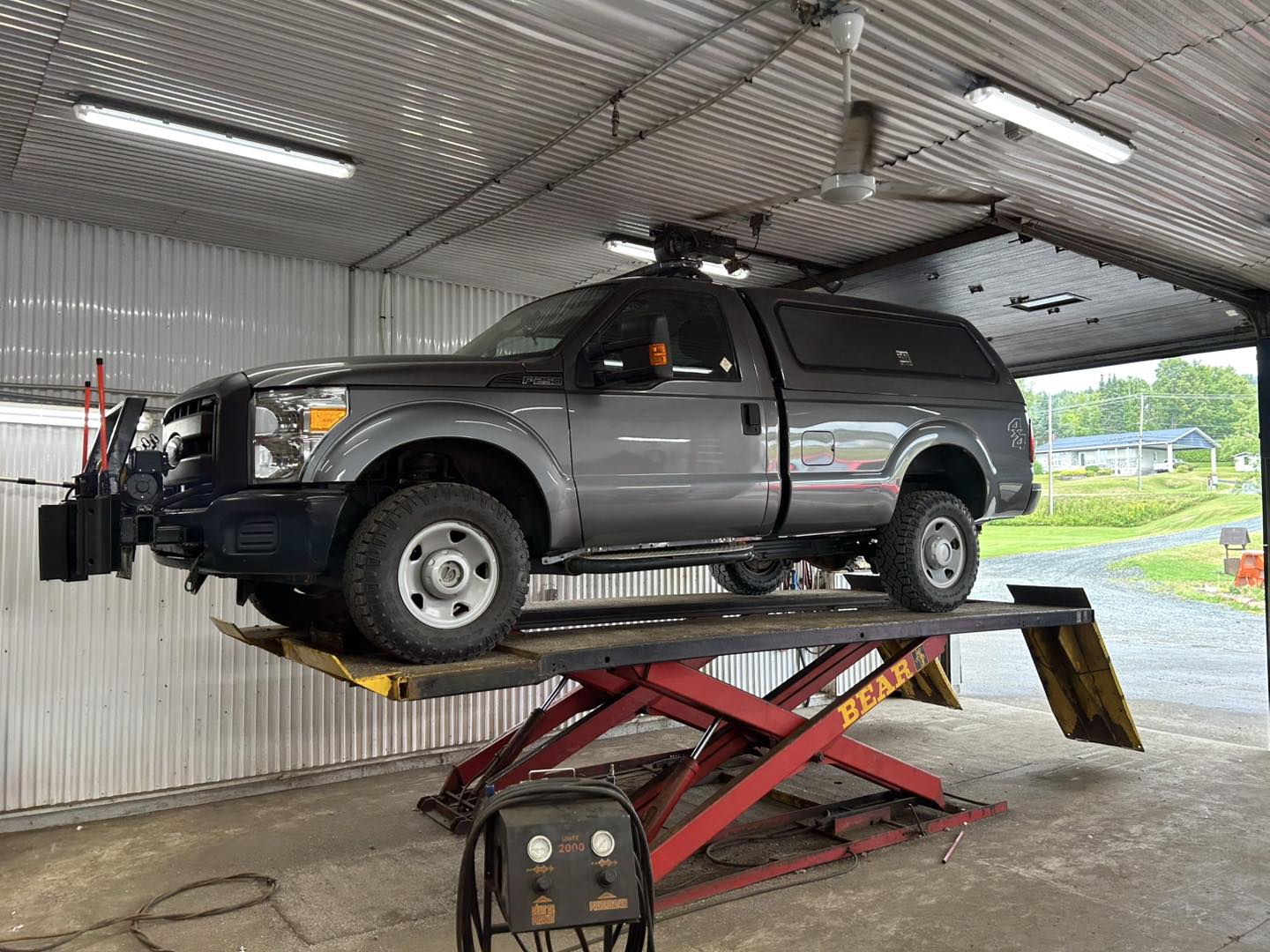 Technicien en décontamination équipé dans un logement résidentiel à Saint-Georges
