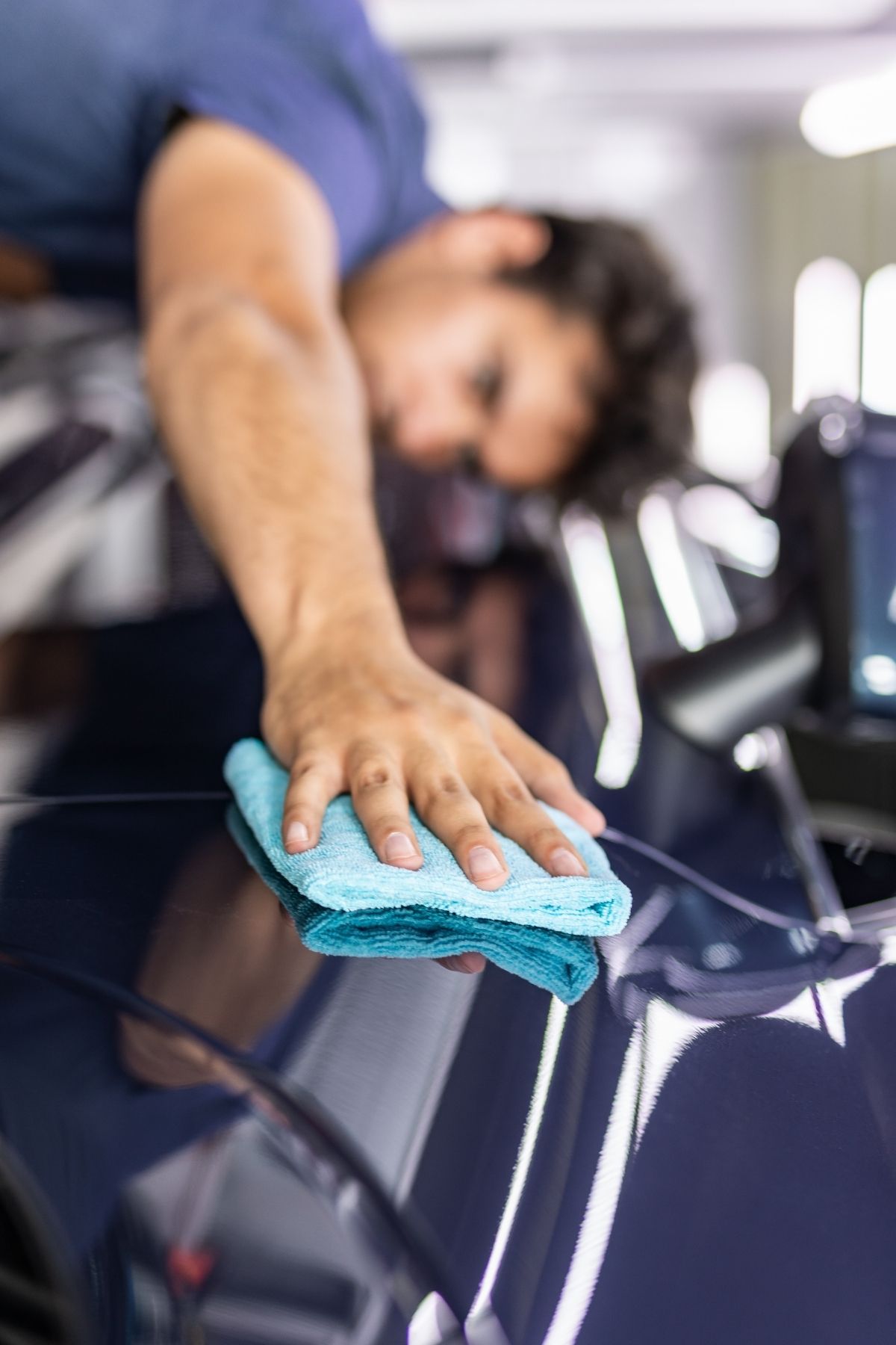 Technicien en décontamination équipé dans un logement résidentiel sur la Côte-Nord